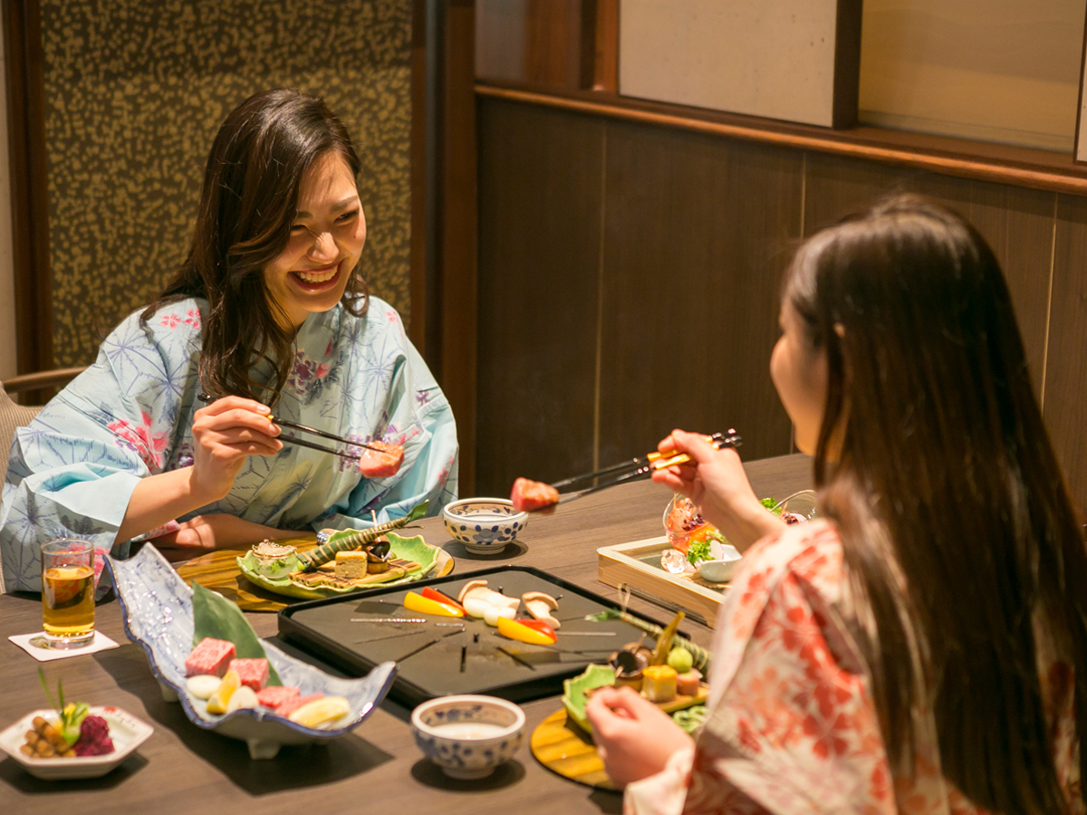 近江牛のステーキを食べる女性二人