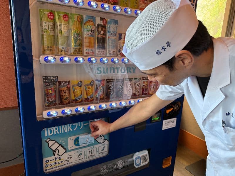飲料を購入する料理長